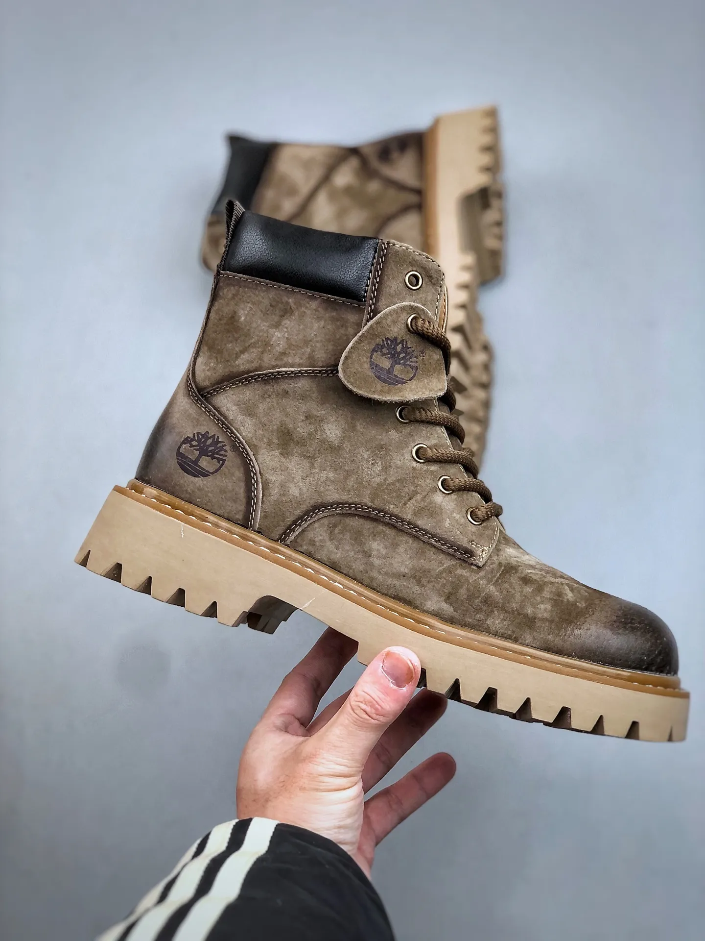 Welfare special price💰480 Timberland Timberland/Timberland new autumn and winter products (plush lining🔥warm and heat-locking) autumn and winter must-have outdoor casual rhubarb boots series #Guangdong Dachang quality original box original packaging fashion trend matching the fabric is made of Italian 🇮🇹 top frosted fine-grained cowhide with anti-odor and anti-corrosion genuine leather latex insoles. The outsole and hardware are all made from raw materials of the original factory. They are the same as the original Goodyear never-opening process. Good products do not kill pigs. The quality of the first order is strictly controlled. Exclusively released on the entire network. There is no doubt about the quality. The whole set of official website unified packaging gives you a perfect wearing experience. The quality is exquisite and durable. A must-have for sportsmen. Specially designed to prevent handsomeness. High-quality and first-class foot feel. Specially used for outdoor cold protection this winter. Daily casual matching. Size: 38 39 40 41 42 43 44 (leather shoe size)